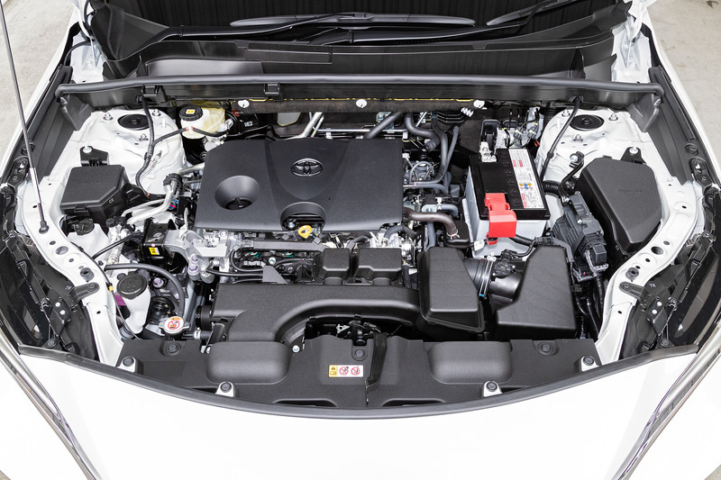 ガソリン仕様が搭載する直列4気筒2.0リッター直噴自然吸気「M20A-FKS」型エンジンは、最高出力126kW（171PS）/6600rpm、最大トルク207Nm（21.1kgfm）/4800rpmを発生。トランスミッションには発進用ギヤを備える「Direct Shift-CVT」を搭載し、駆動方式は2WD（FF）と「ダイナミックトルクコントロール4WD」を用意