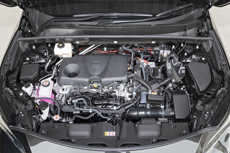 ハイブリッド仕様が搭載する直列4気筒2.5リッター直噴自然吸気「A25A-FXS」型エンジンは、最高出力131kW（178PS）/5700rpm、最大トルク221Nm（22.5kgfm）/3600-5200rpmを発生するほか、リダクション機構付の電気式無段変速機を備えるハイブリッドシステム「THS II」を採用。システムトータルで2WD車が160kW（218PS）、4WD車が163kW（222PS）を生み出す
