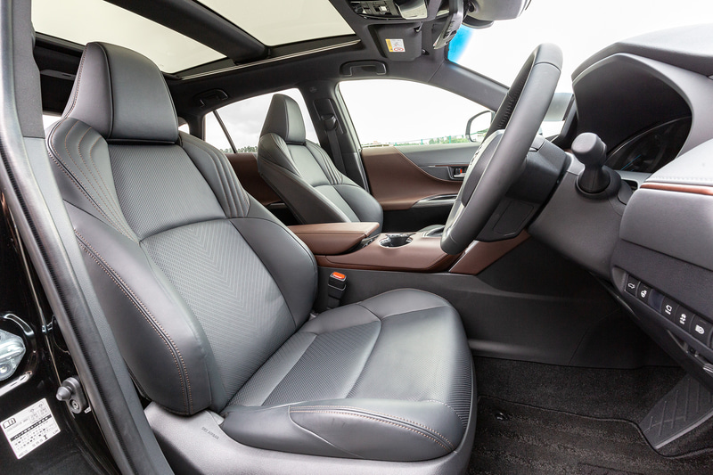 ブラウン本革を採用するハイブリッドの「G“Leather Package”」のインテリア。インパネから左右のドアトリムにかけたボリューム感のあるラインにより、大らかに広がる雰囲気を演出して包み込まれるような安心感と居心地のいい空間を表現。また、幅広く堂々としたセンターコンソールは乗馬用の鞍をイメージしたデザインで、新型ハリアーのハイライトの1つになっている