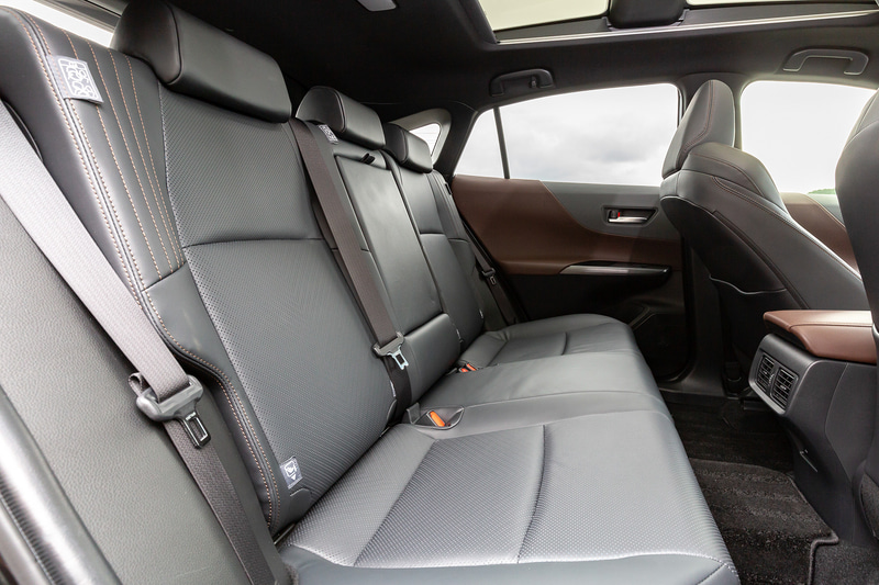 ブラウン本革を採用するハイブリッドの「G“Leather Package”」のインテリア。インパネから左右のドアトリムにかけたボリューム感のあるラインにより、大らかに広がる雰囲気を演出して包み込まれるような安心感と居心地のいい空間を表現。また、幅広く堂々としたセンターコンソールは乗馬用の鞍をイメージしたデザインで、新型ハリアーのハイライトの1つになっている