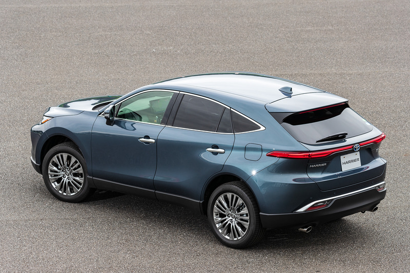 今回袖ケ浦フォレストレースウェイで行なわれた新型「ハリアー」プロトタイプ試乗会では、ガソリンモデルとハイブリッドモデルにそれぞれ試乗。新型ハリアーのボディサイズは4740×1855×1660mm（全長×全幅×全高）、ホイールベースは2690mm。価格や燃費値といった詳細は明かされていない
