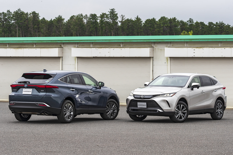 新型ハリアーハイブリッドZ（左）とG“Lether Package”。ボディカラーはハイブリッド車がスレートグレーメタリック、ガソリンエンジン車がスティールブロンドメタリック