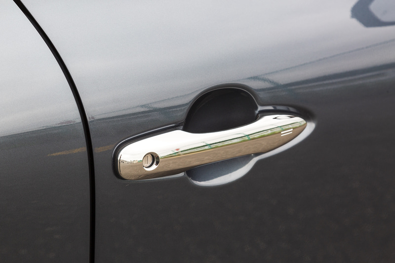 ドアハンドルはメッキタイプ