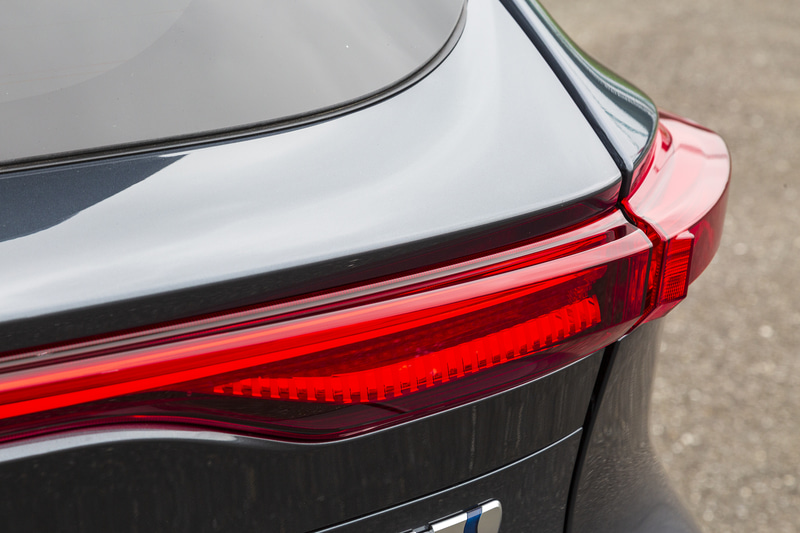 張り出したリアコンビランプ。トヨタ車でおなじみのエアロスタビライジングフィンは非採用