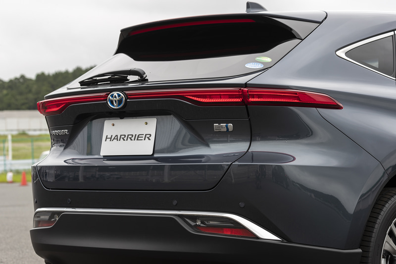 リアコンビランプなどの点灯状態。ハイマウントストップランプは写真のワイドタイプのほか3代目のような短いタイプも