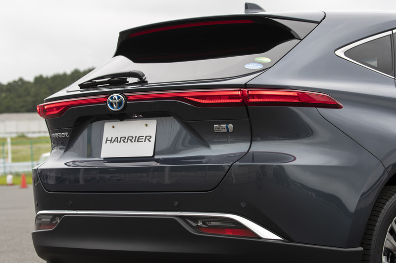 リアコンビランプなどの点灯状態。ハイマウントストップランプは写真のワイドタイプのほか3代目のような短いタイプも