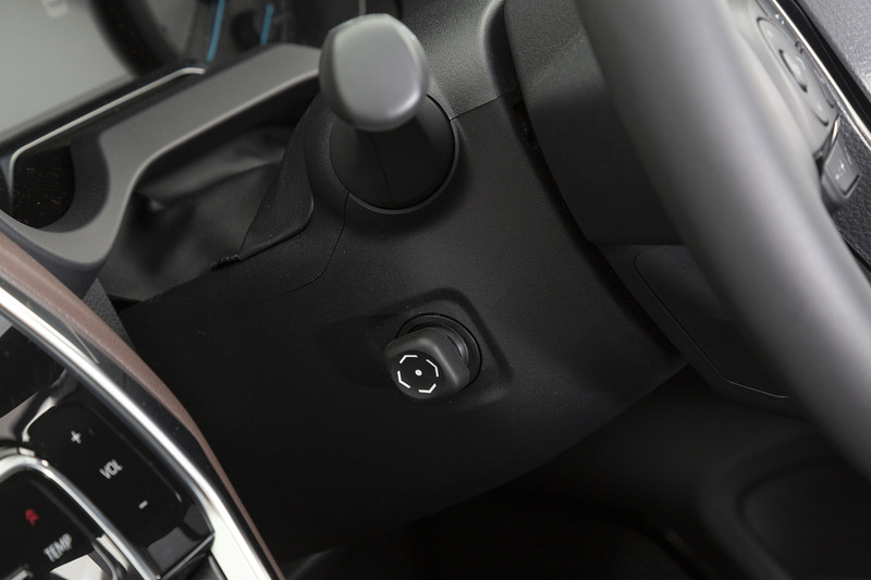 チルト＆テレスコピックは電動式