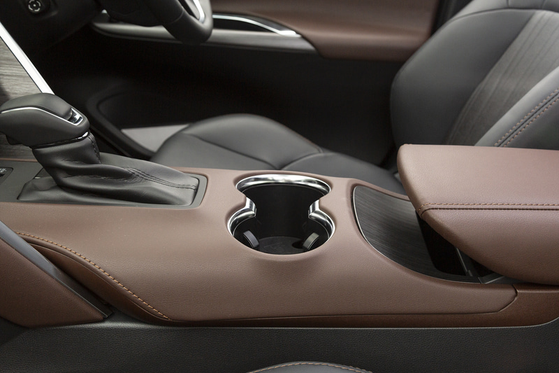 インパネに繋がるコンソールは馬の鞍をイメージ