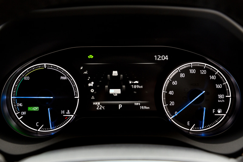 中央にマルチインフォメーションディスプレイを備えた2眼メーターを採用