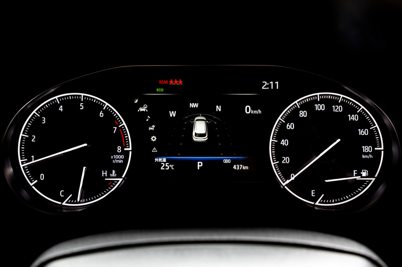 ガソリン車のメーターパネル。左側がパワーメーターからタコメーターに変更となる