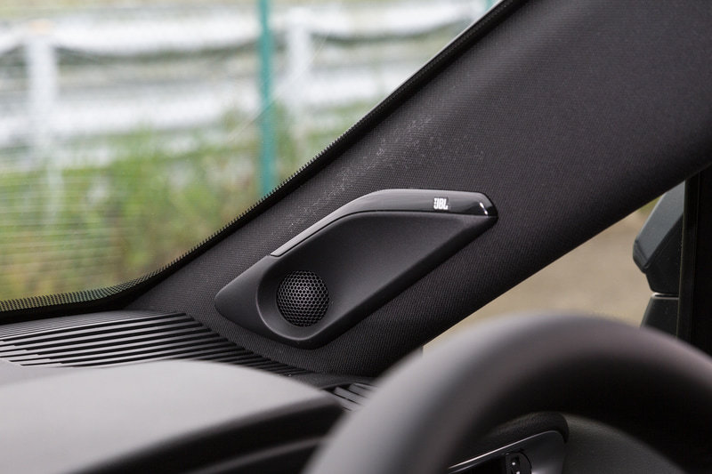 9スピーカーを備える「JBLプレミアムサウンドシステム」を用意