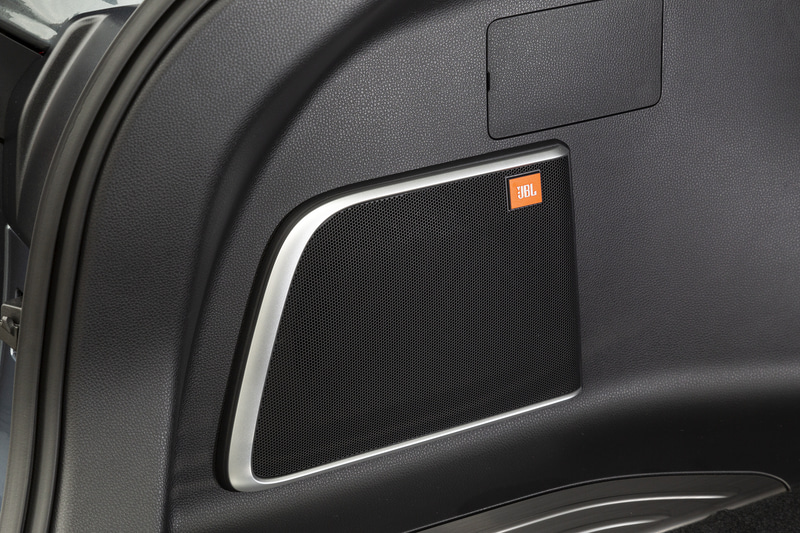 9スピーカーを備える「JBLプレミアムサウンドシステム」を用意