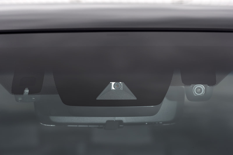 右側に見えるのが録画用のフロントカメラ