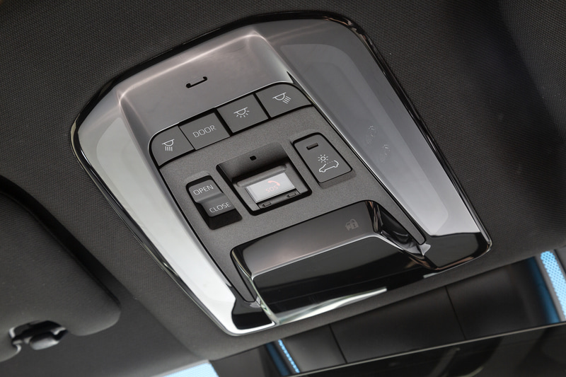 オーバーヘッドコンソールに操作スイッチを用意