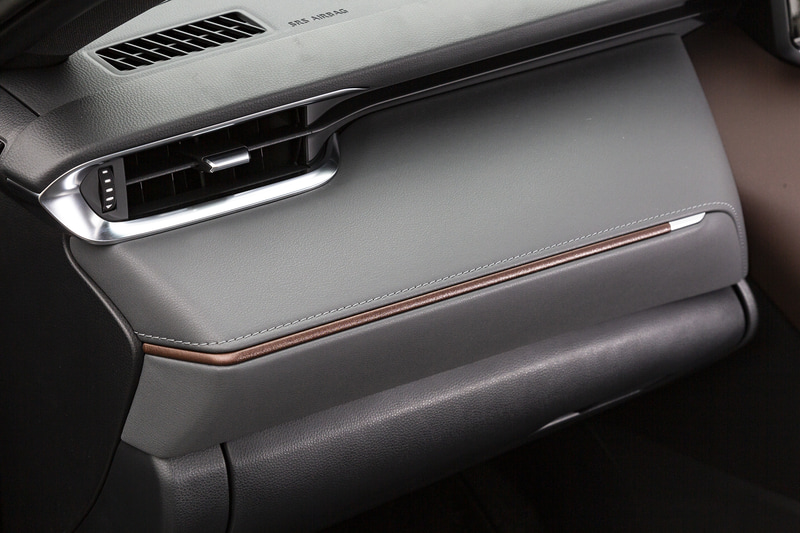 助手席前のインパネにはパイピングオーナメントを採用。加飾パネルやステッチとは異なる上品な印象