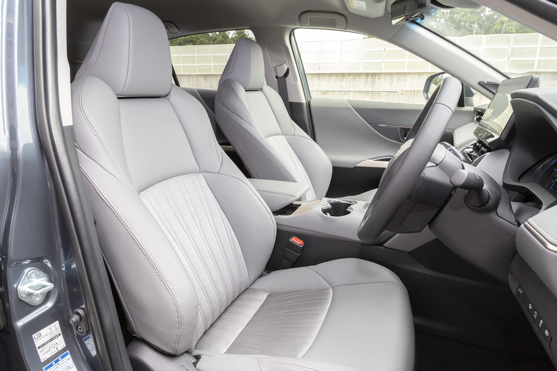 グレー内装。表皮は標準の合皮とファブリックのコンビネーションタイプ