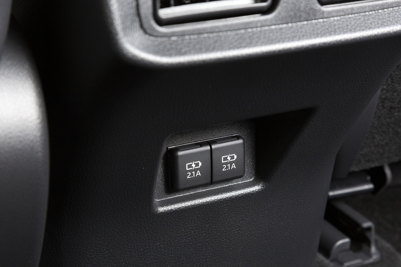 センターコンソール後端にUSB端子を装備