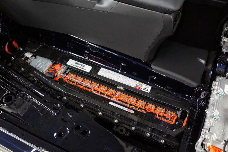 車体中央の床下に搭載される大容量リチウムイオンバッテリー、DC/DCコンバーター、充電器