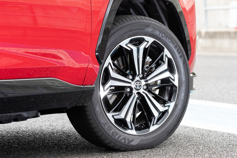 間もなくの発売がアナウンスされたトヨタ自動車「RAV4」のPHVモデル「RAV4 PHV」。新開発のプラグインハイブリッドシステム「THSII Plug-in」を採用し、RAV4のハイブリッドモデルよりもフロントモーターとインバーターを高出力化するとともに、大容量・高出力の新型リチウムイオンバッテリーと組み合わせることでシステム最高出力225kW（306PS）を達成。力強い走行を可能にする一方、満充電状態でのEV走行距離は95km、ハイブリッド燃費は22.2km/Lを達成。最長航続距離は1300㎞以上とアナウンスされている