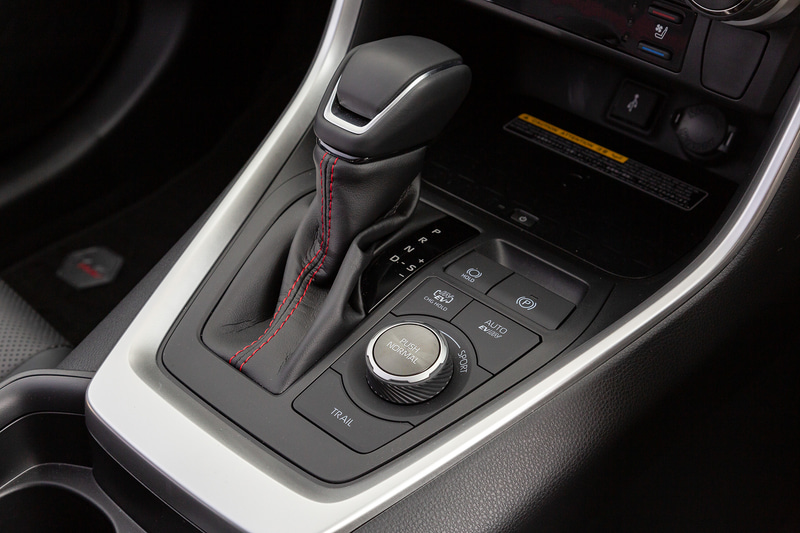 天井やピラーなども含めブラックで統一したインテリアでは、インパネをはじめドアトリム、シート、ステアリング、シフトブーツ、センターコンソールにレッドステッチを採用。合成皮革シート表皮採用のスポーティシートも全車標準装備する