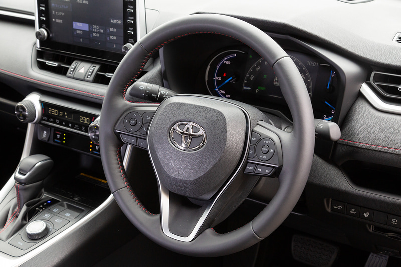 天井やピラーなども含めブラックで統一したインテリアでは、インパネをはじめドアトリム、シート、ステアリング、シフトブーツ、センターコンソールにレッドステッチを採用。合成皮革シート表皮採用のスポーティシートも全車標準装備する