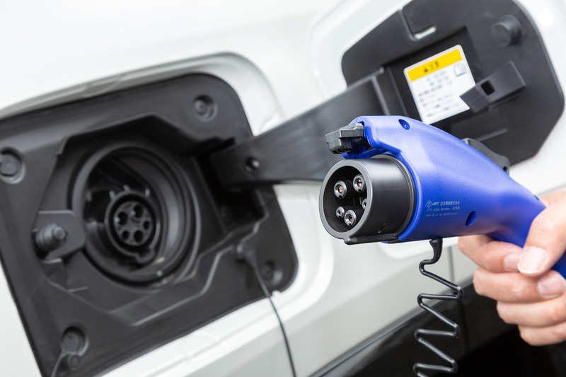 付属の充電ケーブル（AC200V・AC100V兼用）をコンセントに接続するだけで充電が可能