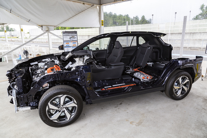 プラットフォームの中央床下に18.1kWhの駆動用リチウムイオンバッテリーを搭載