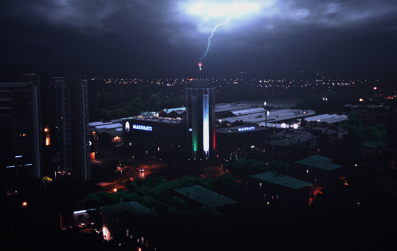リリースとあわせて、モデナにあるマセラティタワーに雷が落ちるイメージ動画を公開