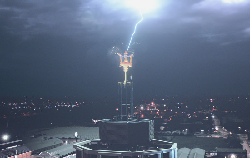 リリースとあわせて、モデナにあるマセラティタワーに雷が落ちるイメージ動画を公開