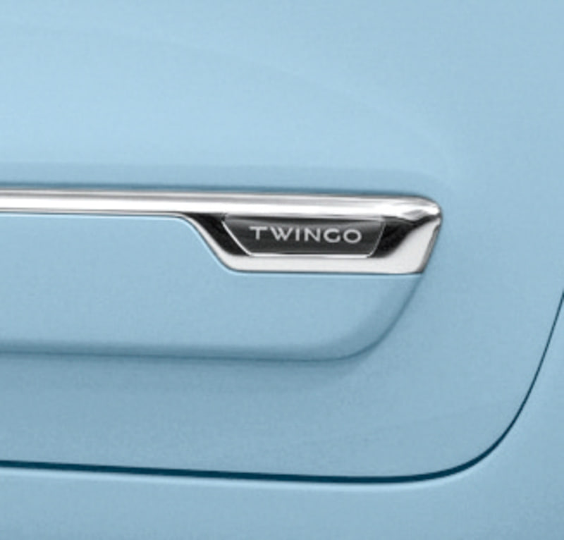 ロゴが入るボディ同色のサイドプロテクションモール