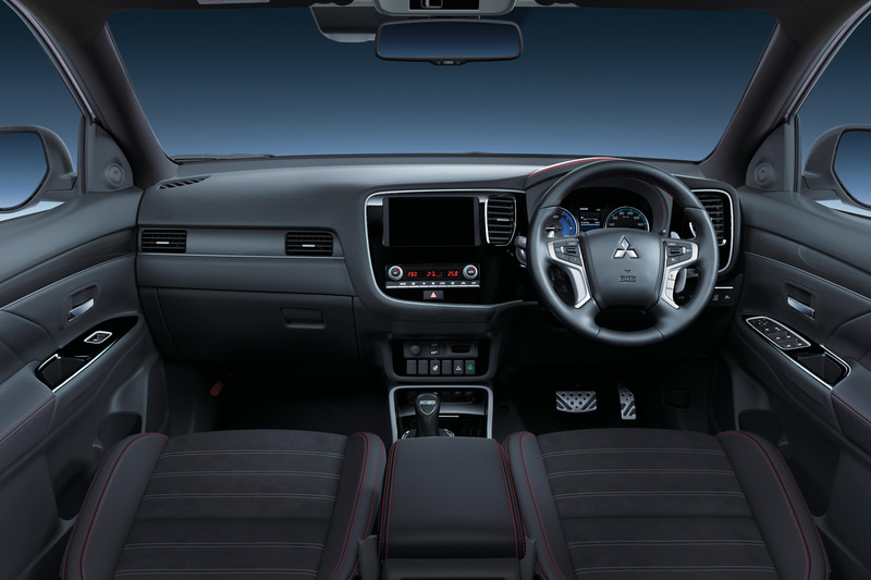 BLACK Editionのインテリア。赤ステッチやカーボン調オーナメントを採用してスポーティさを演出