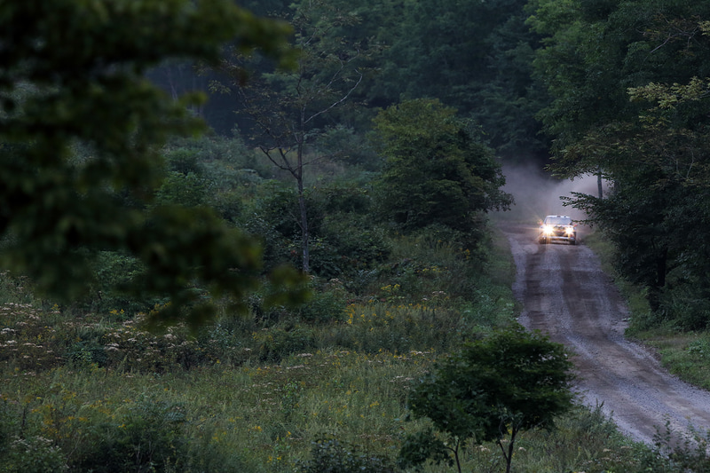 都市部に移ったとはいえ札幌ドーム以外は周辺地域のグラベルコース。大自然の中を疾走する姿はラリーならではの風景です