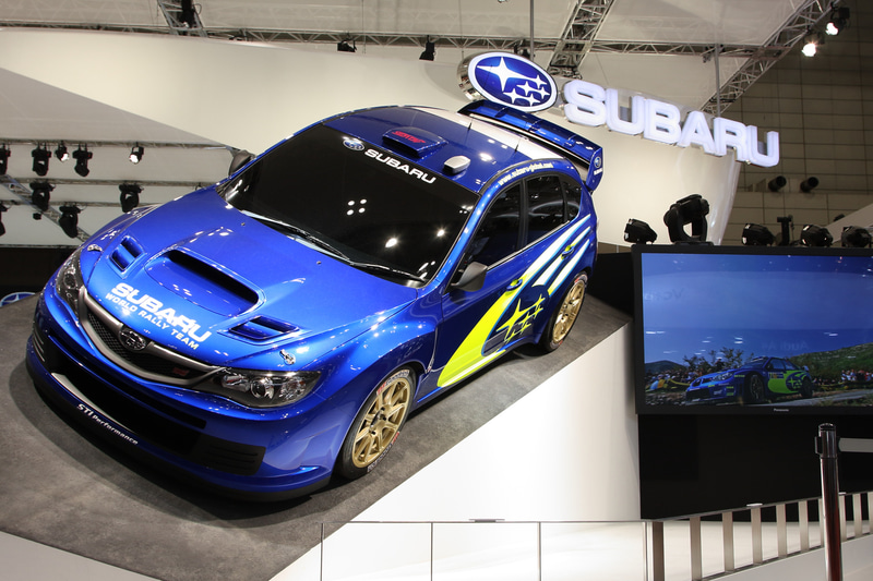 2007年の東京モーターショーに展示されたインプレッサWRC2008。ボンネットの形状とカラーリングに注目