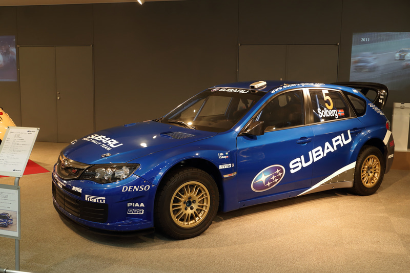 スバル 群馬製作所矢島工場内の見学施設スバルビジターセンターに展示されている2009年の参戦に向けたインプレッサWRCのテスト車両