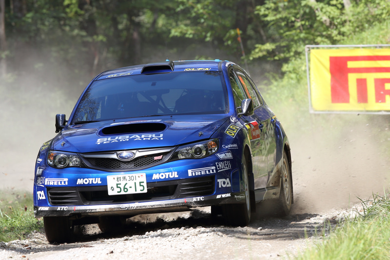 日本の、そしてスバルのエース新井敏弘が初日SS4でリタイア（写真はSS3）。1度も観戦ポイントで走る姿を披露することなくラリーを終えたのは残念でしたが、のちに公式動画に写っていたクラッシュシーンを見ると、あぁ無事でよかったとしか思えなくなるほど激しいものでした。ラリーカーの高い安全性には驚かされました