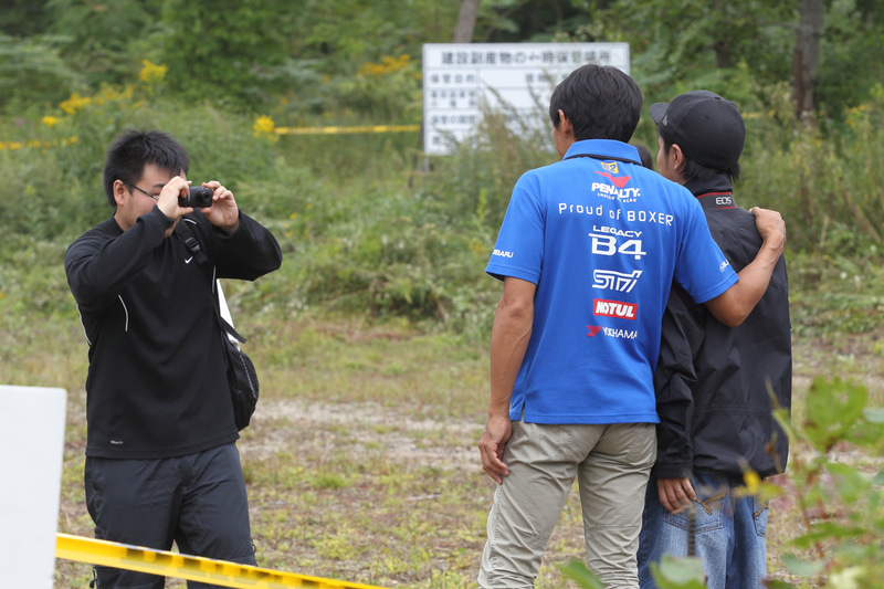 同日開催だった富士スピードウェイ（静岡県）でのSUPER GTが台風の影響で中止となり、当時スバルBRZでGT300を戦っていた山野哲也選手が急遽北海道入りし観戦。一緒に観戦できたファンはラッキー！　各々の理由で走れなくなった2人がテントでくつろぐ姿も……