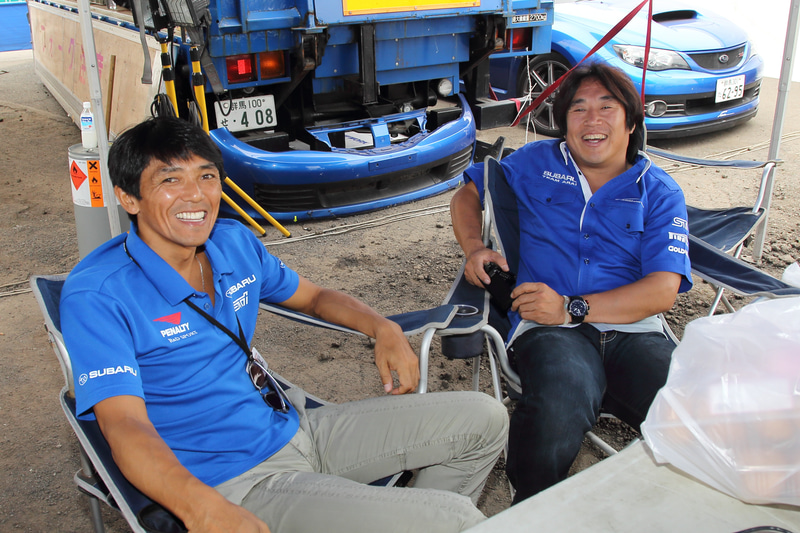 同日開催だった富士スピードウェイ（静岡県）でのSUPER GTが台風の影響で中止となり、当時スバルBRZでGT300を戦っていた山野哲也選手が急遽北海道入りし観戦。一緒に観戦できたファンはラッキー！　各々の理由で走れなくなった2人がテントでくつろぐ姿も……