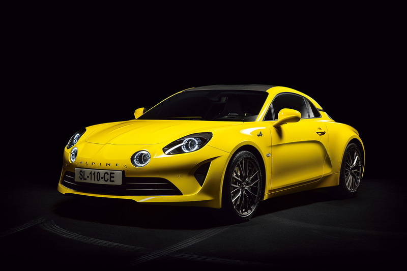 A110 カラーエディション2020で採用されるボディカラーは、1960年代～1970年代に人気を博したソリッドのボディカラー「ジョン トゥルヌソル」（ひまわりの黄色）を再現したもの