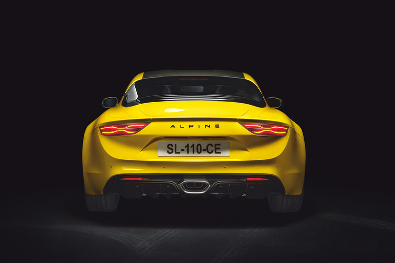 A110 カラーエディション2020で採用されるボディカラーは、1960年代～1970年代に人気を博したソリッドのボディカラー「ジョン トゥルヌソル」（ひまわりの黄色）を再現したもの