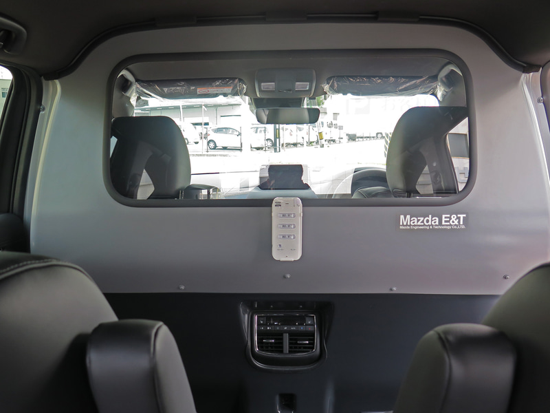 隔壁の中央にあるのが通話システム