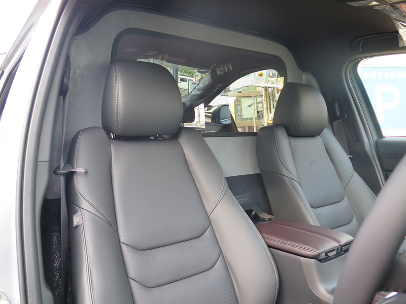 隔壁には大きな窓を設けることで運転席からの後方視界を確保