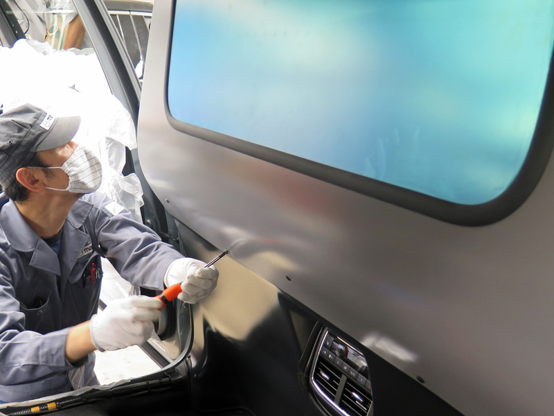 架装は最大で3日程度の工程。また、隔壁は後に外して通常の公用車として使うこともできる