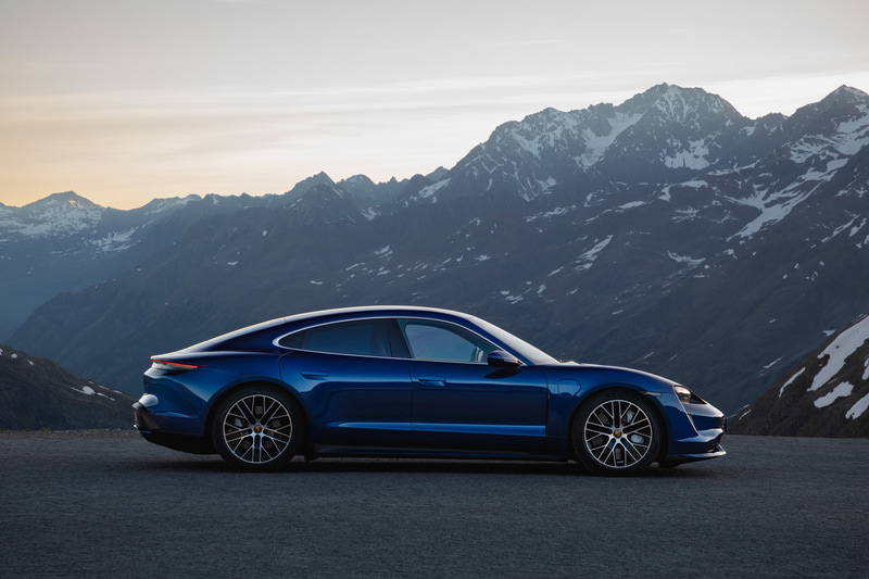 タイカンターボの価格は2023万1000円