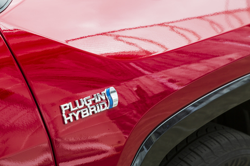 フェンダー部にPHVを示すバッヂが付く