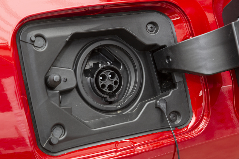 右サイドには普通充電インレットがある