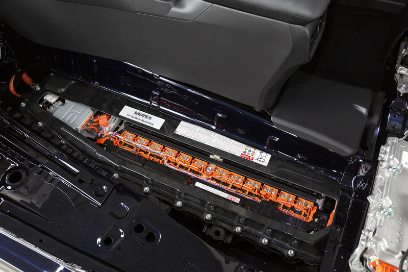 フロアにリチウムイオンバッテリーを搭載。写真の縦型ユニットが4本搭載され、容量は51A、槽電圧355.2V、総電力量は18.1kW