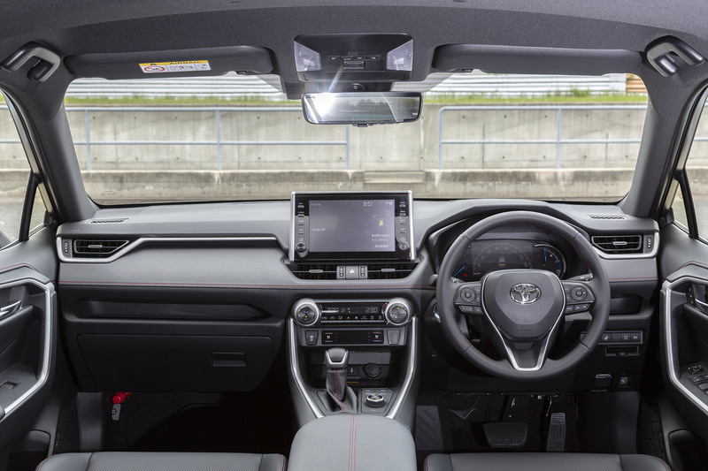 インテリアはルーフとピラー部までブラックで統一。随所にアクセントのレッドステッチを採用する