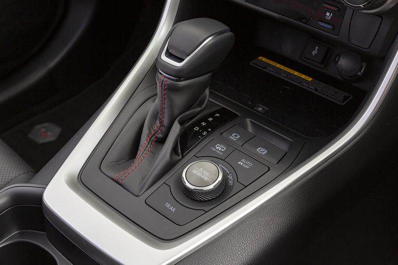 シフトノブもスポーティな印象