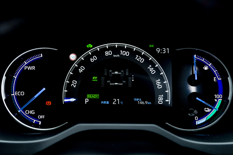 中央に7インチの大型ディスプレイを備えたメーターパネル