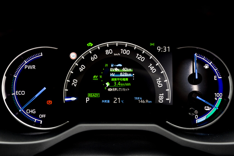 中央に7インチの大型ディスプレイを備えたメーターパネル